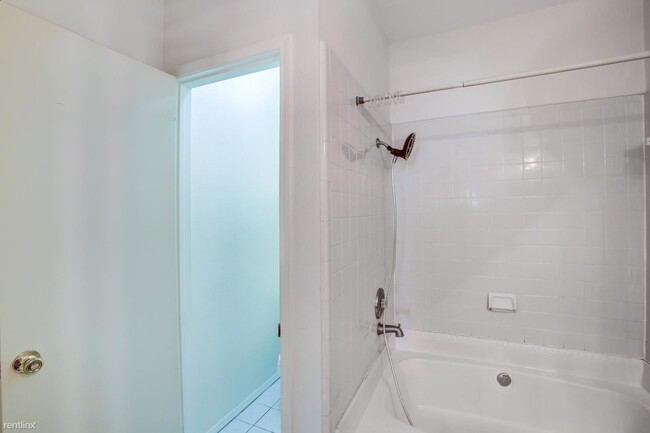 Building Photo - 2 br, 2.5 bath Townhome - 17423 Red Oak Dr...