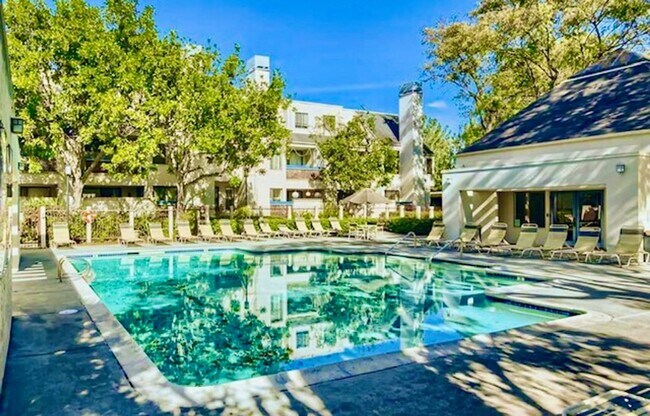 Building Photo - Stunning 2 bedroom/ 2 bath Condo in Creekw...