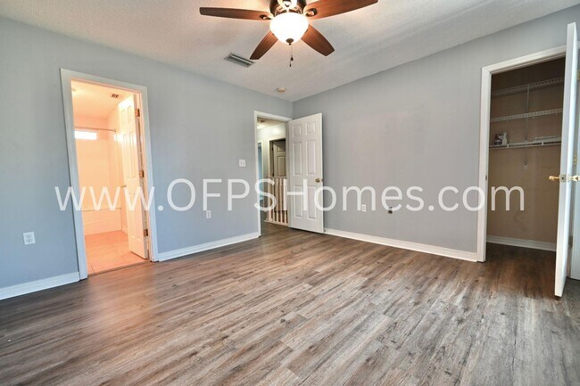 Building Photo - 933 Scenic Oak Ln