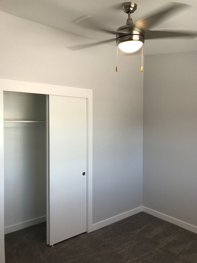 Building Photo - 3 bedroom updated Townhome