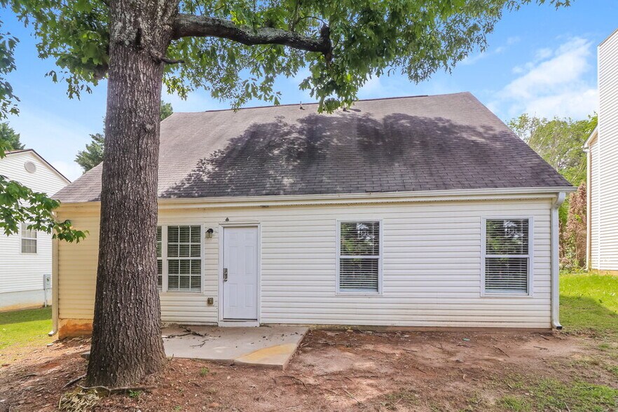 Building Photo - 2540 Lake Royale Dr