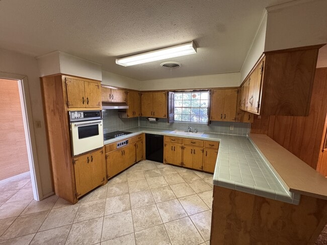Building Photo - 2201 Barnett Dr