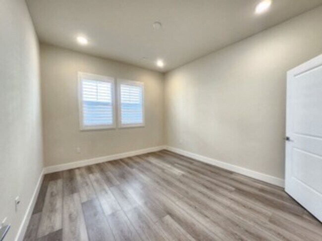 Building Photo - Upscale 2/2 Apartment in The Cannery!-$500 Off 1st Month's Rent