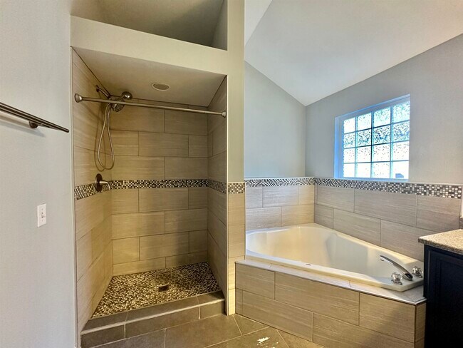 Building Photo - 8335 Hinsdale Way