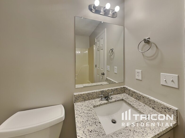 Building Photo - 3101 Chateau Valley Dr