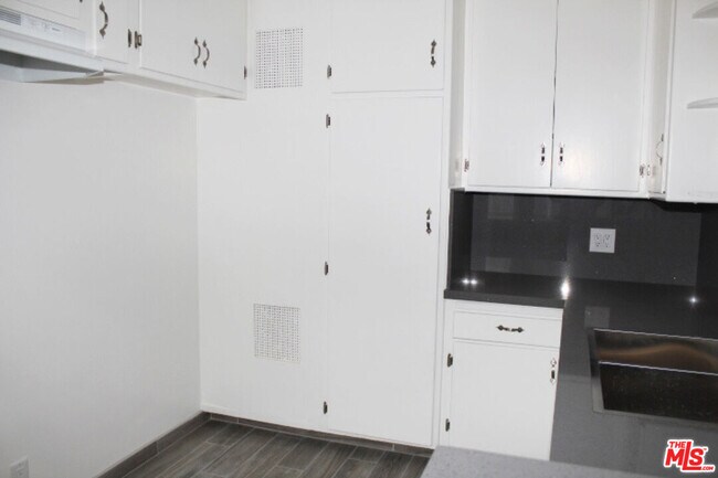 Building Photo - 182 W Elmwood Ave