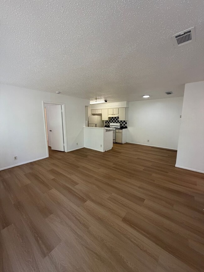 Building Photo - 704 Osage Dr