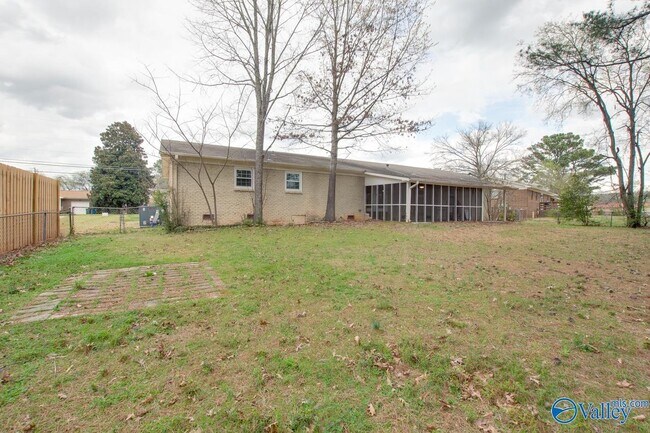 Building Photo - 2107 Edinburgh Dr SW