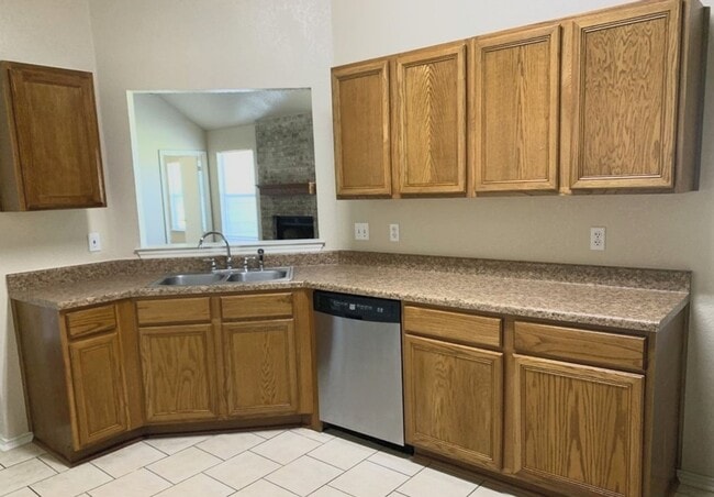 Building Photo - Lovely 3 bedroom 2 bath with Fireplace