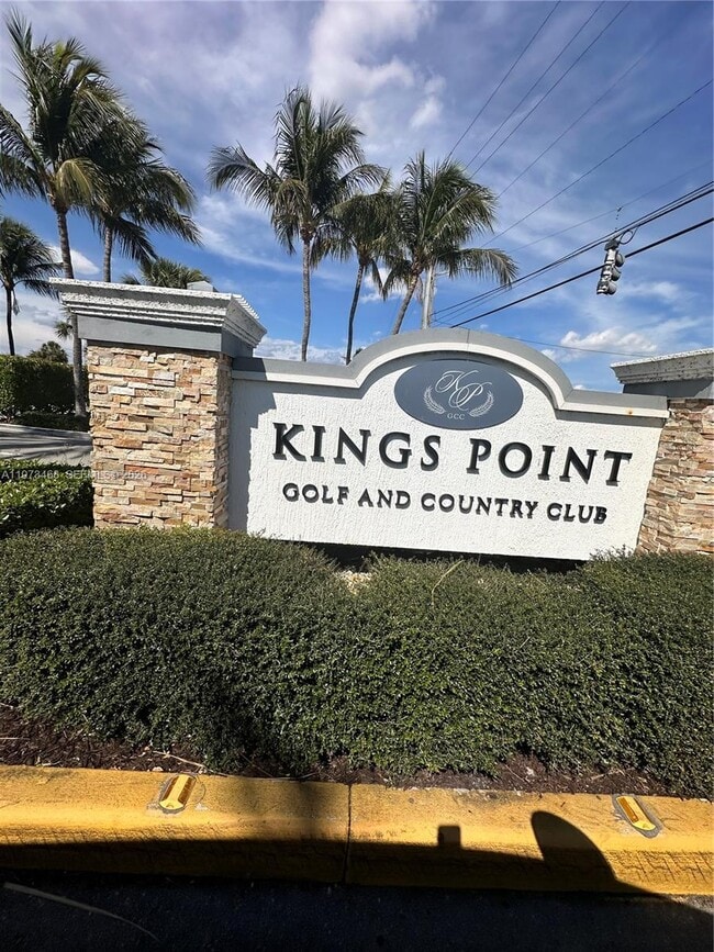 Building Photo - 323 Burgundy G