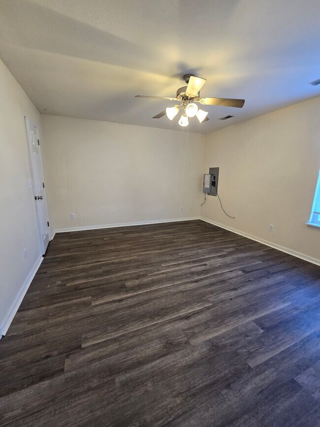 Building Photo - 5505-5507 Volunteer Dr.