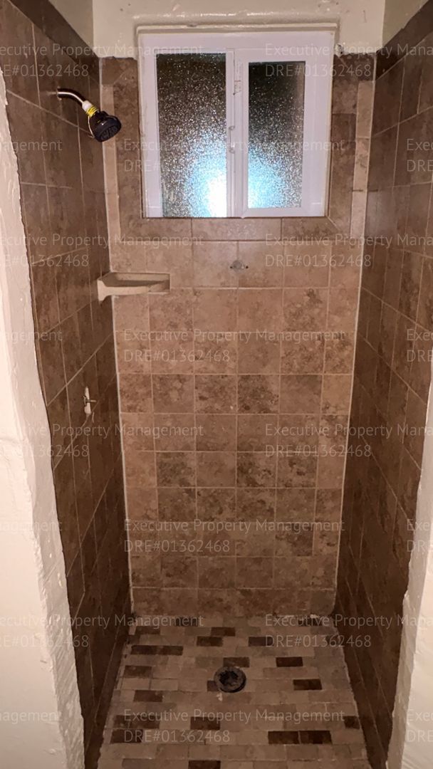 Building Photo - 105 E 8th St