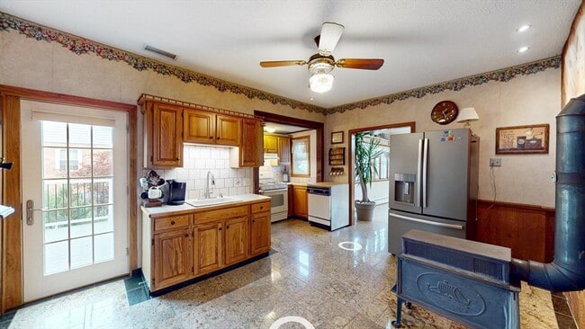 Building Photo - 654 Main St