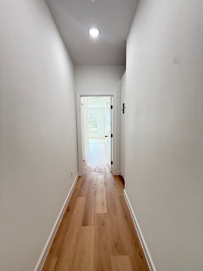 Building Photo - Brand New Stunning Town-Home!