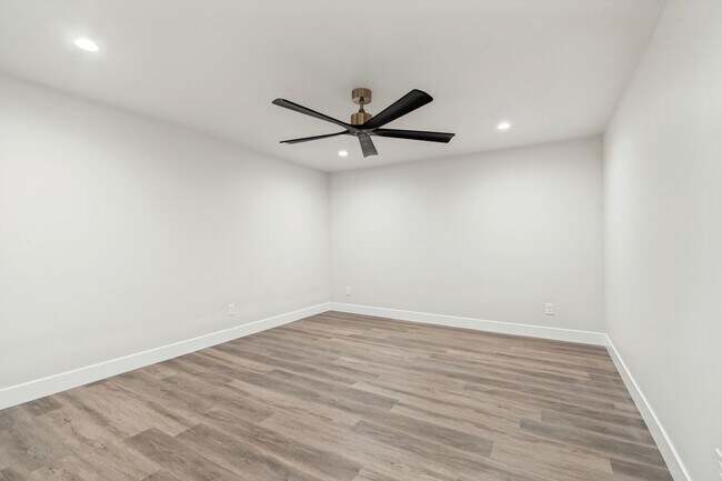Building Photo - 65 E 970 N