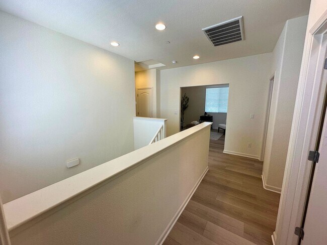 Building Photo - Stunning 4 Bedroom, 3 Bath Questa Home