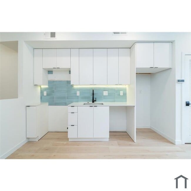 Building Photo - 2717 N Howard St