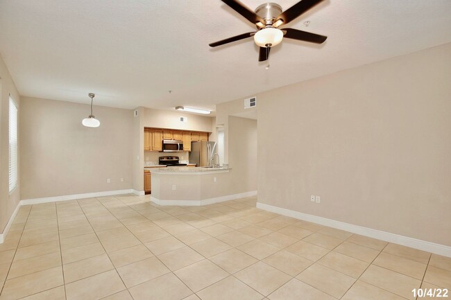 Building Photo - Beautiful 3/2 Spacious Condo with Lawn Car...