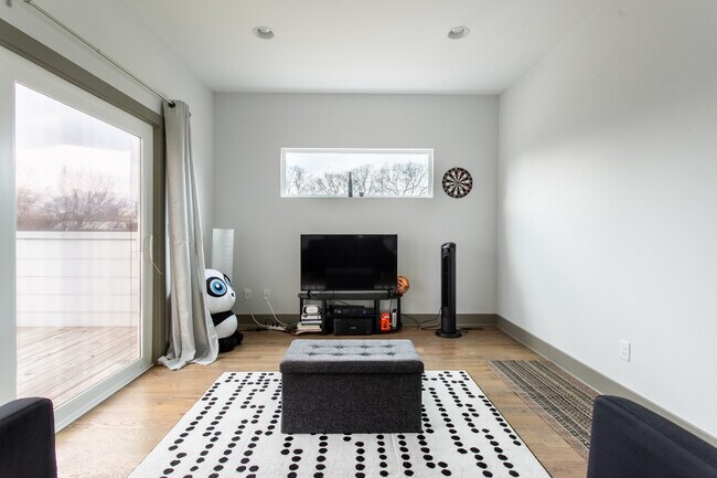 Building Photo - 1044 2nd Ave S