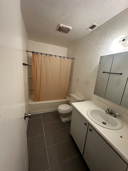 Building Photo - 385 Locust St