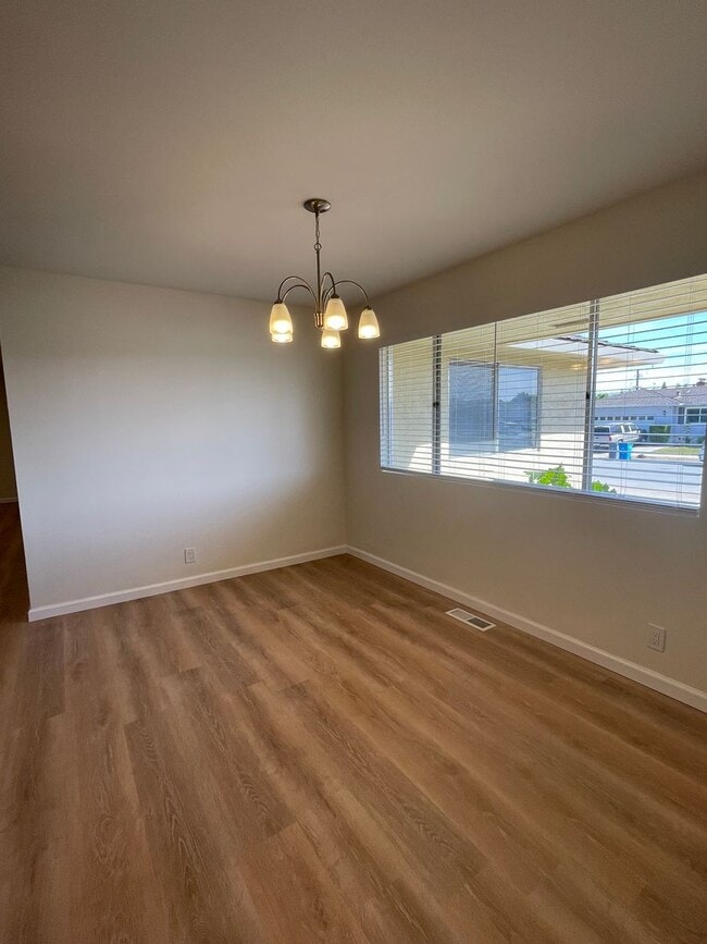 Building Photo - Beautifully Remodeled 3BR/2BA Home with Modern Finishes