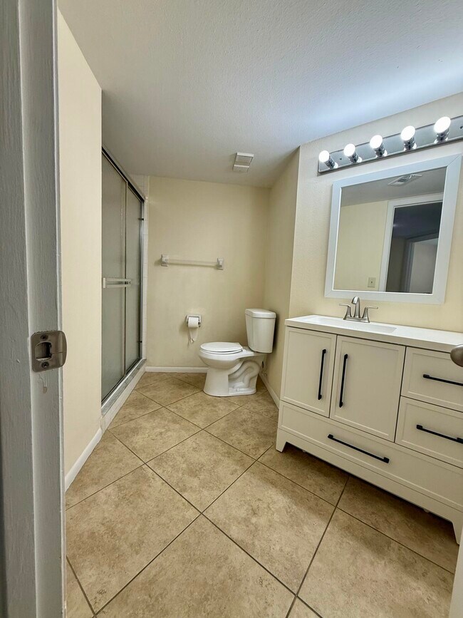 Building Photo - 1520 SE Royal Green Cir