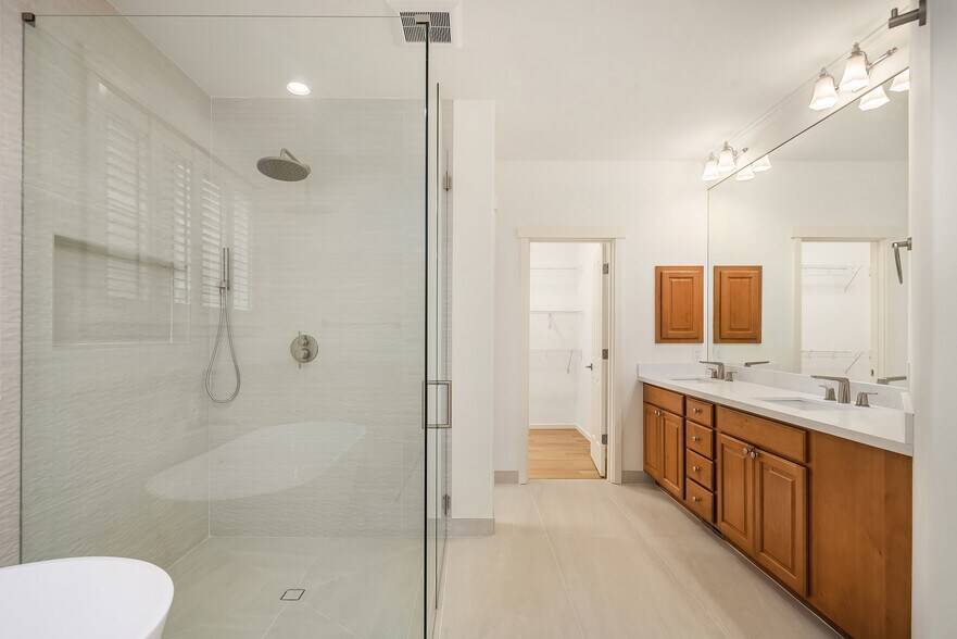 Building Photo - 2416 35th Ave NE