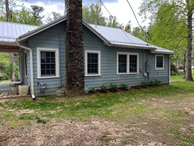 Building Photo - Charming Flat Rock Bungalow
