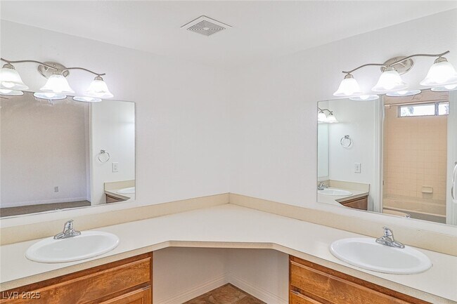 Building Photo - 4413 Live Oak Dr