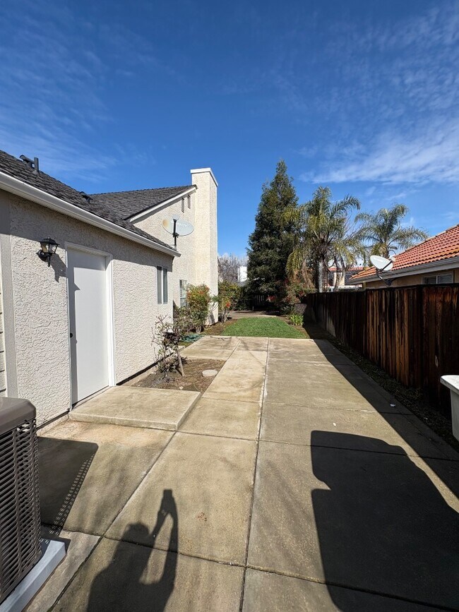 Building Photo - 697 Cromwell Ave