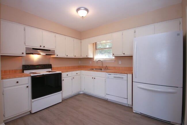 Building Photo - Updated 3BR/2BA Home with New Flooring & F...