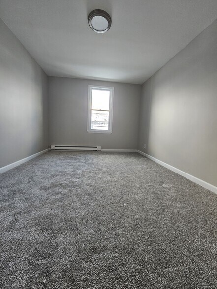 Building Photo - 1338 Main St