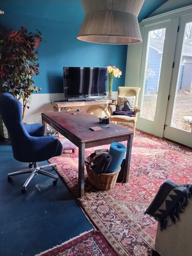 Full-size Desk and Office Chair makes working from home a pleasure - 23 Gould St SE