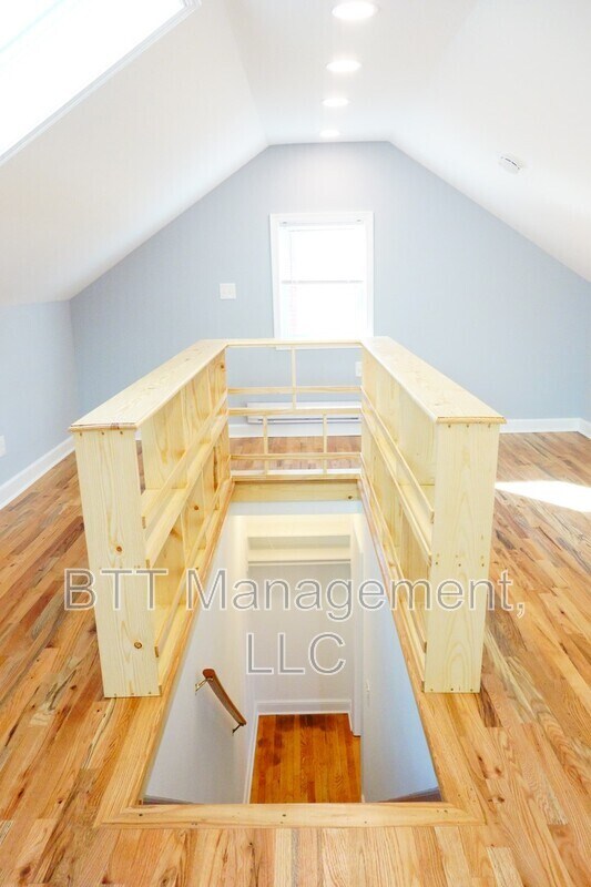 Building Photo - 907 Hudson Ave