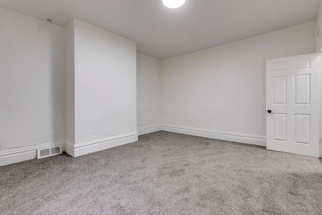 Building Photo - Fully Renovated 3BR/2BA Gem in the Heart o...