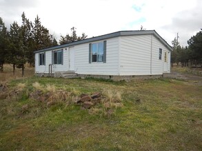 Building Photo - Manufactured Home on Large Lot with Mounta...