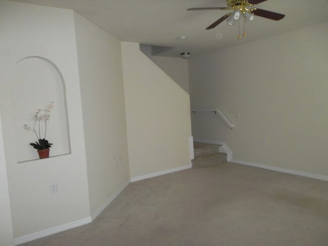 Building Photo - BEAUTIFUL TOWNHOME IN GATED COMMUNITY