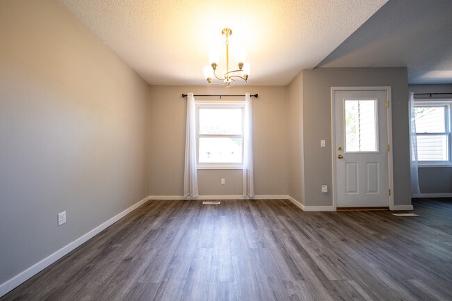 Building Photo - 4108 S Meadowlark Rd