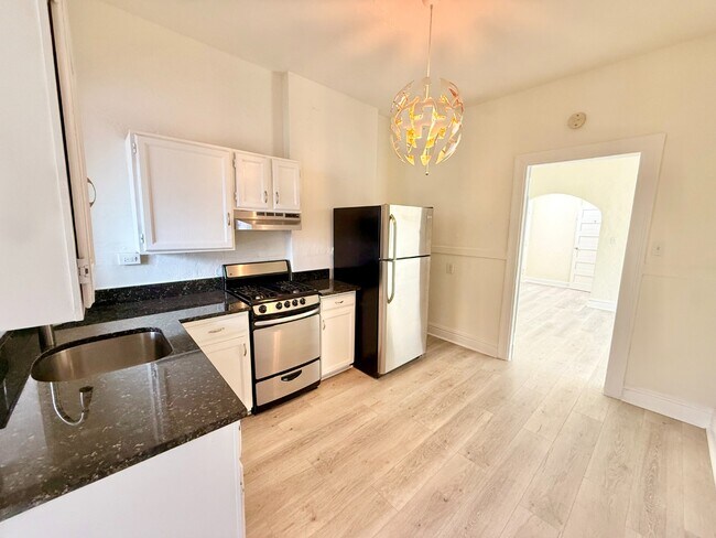 Building Photo - Gorgeous 1 Bed 1 Bath Denver Apartment in Capitol Hill! Available NOW!