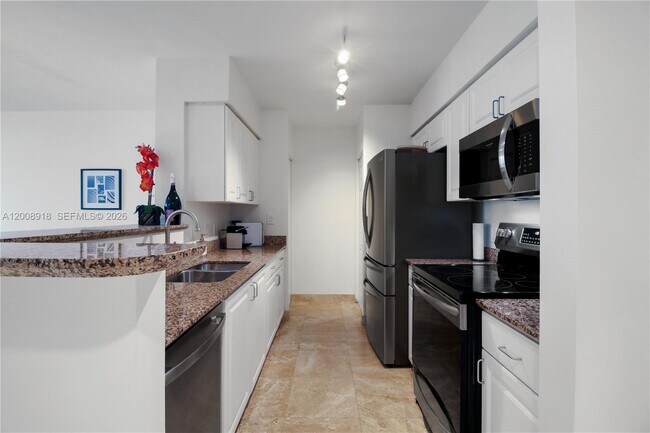 Building Photo - 1155 Brickell Bay Dr