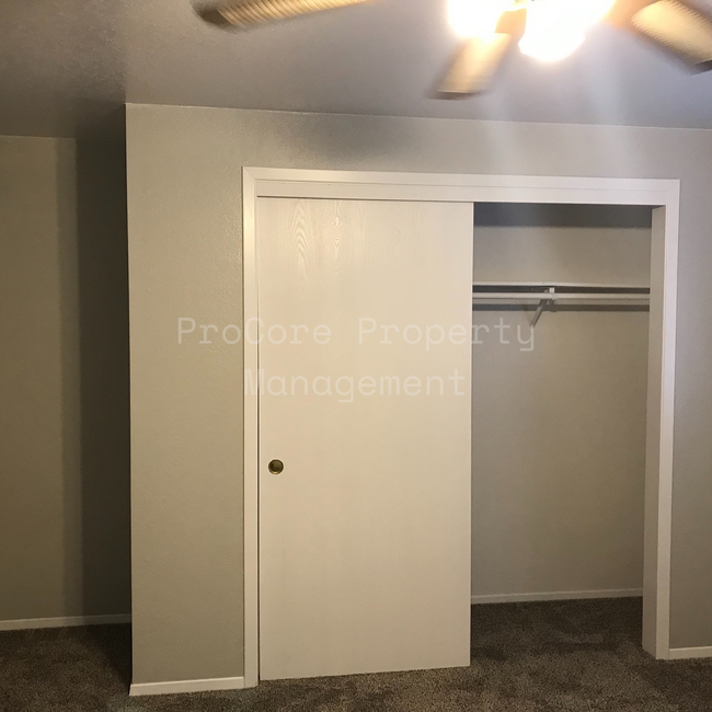 Building Photo - $1,250...2Bed 1.5 Bath, Small Fenced in Co...