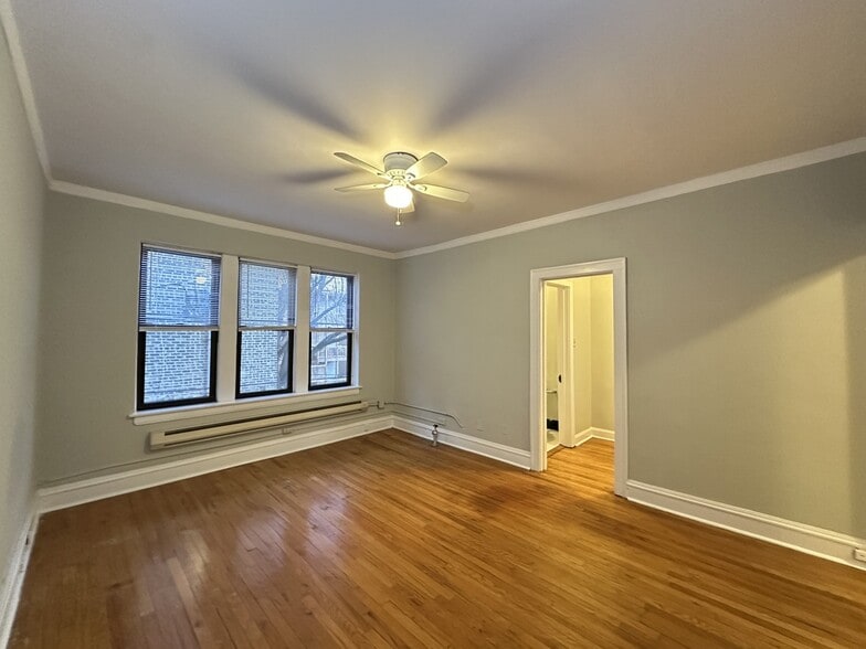 Building Photo - 4632 N Paulina St