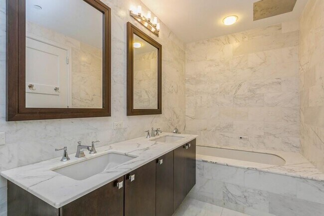 Building Photo - 5 Renaissance Sq