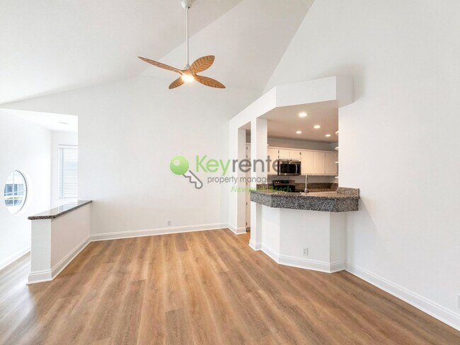 Building Photo - Beautifully renovated single-level condo in gated Newport Baycrest