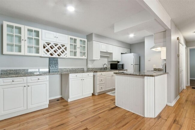 Building Photo - Charming 1BR Condo – Walk to the Beach! Fi...