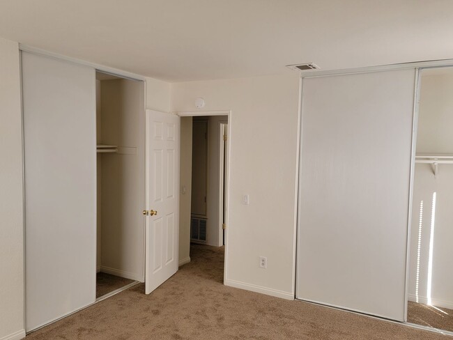 Building Photo - 3 Bedroom 1 3/4 Bath HOUSE with 2 car garage