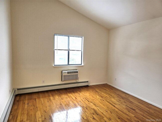 Building Photo - 90 Graywood Rd