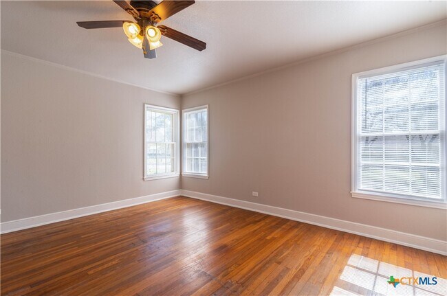 Building Photo - 609 S Pecan Ave