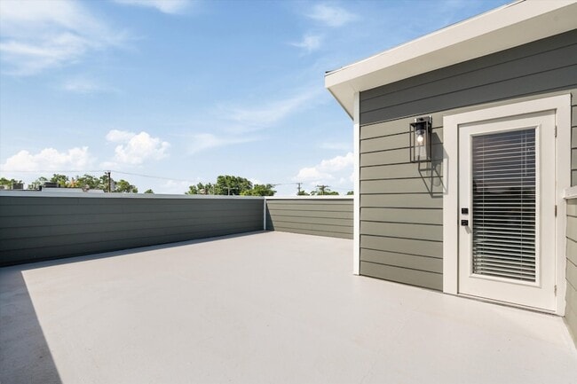 Building Photo - 1802 10th Ave N
