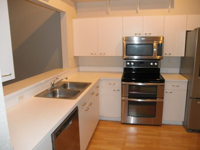 Building Photo - 1004 Landings Blvd
